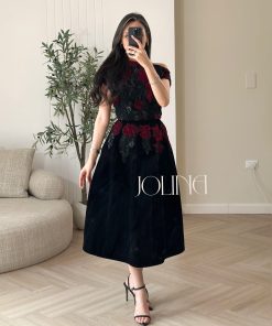 Alternative view of جولينا - طقم اسود مطرز بورود حمراء