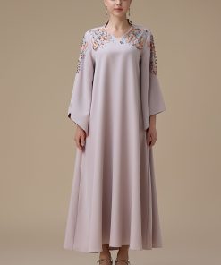 اكتان - جلابية طويلة بتطريز فاخر وأكمام كلوش مبطنة