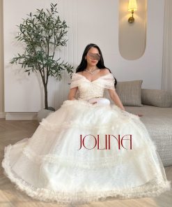 Alternative view of جولينا - فستان أبيض ناعم بأكتاف منسدلة وتطريزات لؤلؤية