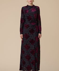 اكتان - فستان احمر طويل بنقش ورود مخملية