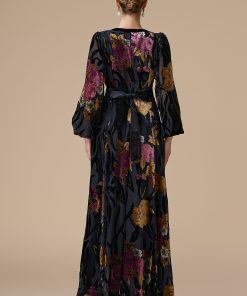 Alternative view of اكتان - فستان اسود طويل مورد مخمل