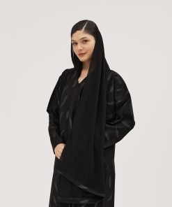 عبايات سوروزيه - عباية كتان كلوش بطقطق وأكمام مقلوبة مشجرة بالريش – أسود