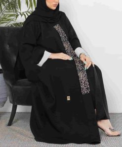 أمول - عباية سوداء بأكمام واسعه ملونة وتطريز مميز R1116