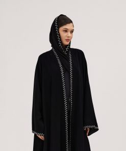 عبايات سوروزيه - عباية باربي كلوش بتصميم لف مطرزة بهاري أبيض وكريستال أسود فاخر