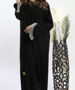 Alternative view of أمول - عباية سوداء مزينة بقيطان أبيض في الكم 5095