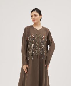 عبايات سوروزيه - عباية زيتي من قماش لنن بتطريز أمامي أنيق