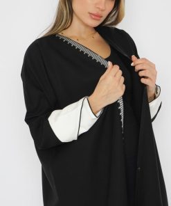 أمول - عباية سوداء بكم و بتطريز أبيض 6026