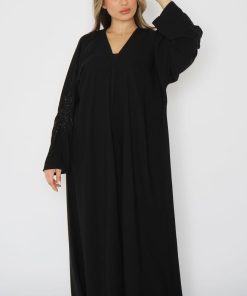 أمول - عباية سوداء قماش ملكي مطرزة بالأكمام 6007