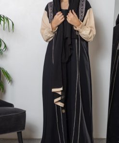 Alternative view of أمول - عباية سوداء مخططة بكلفة سدو و بلون اكمام بيج N1052