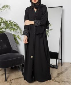أمول - عباية سوداء بقماش مقلم في الكم والاطراف R1097