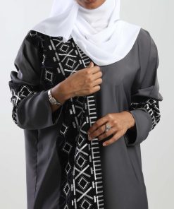 أمول - عباية باللون الرصاصي ( رمادي داكن ) بكلفة سوداء مطرزة باللونين الأزرق والأبيض) 5033