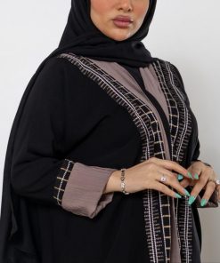 Alternative view of أمول - عباية سوداء كريب بتطريز النقش السعوديN1002