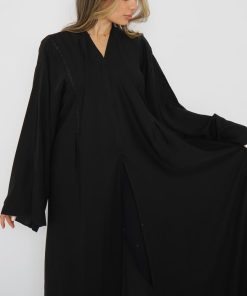 أمول - عباية سوداء مطرزة مع زخارف من الامام و الخلف 6036
