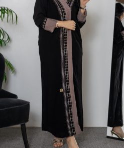 أمول - عباية سوداء كريب بتطريز النقش السعوديN1002