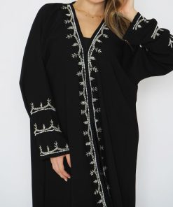 Alternative view of أمول - عباية سوداء فاخرة مطعمة بتطريز شك يدوي من الأمام وعلى الأكمام6004