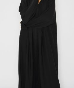 أمول - عباية سوداء بأزارير بالاكمام ومن الامام 6020