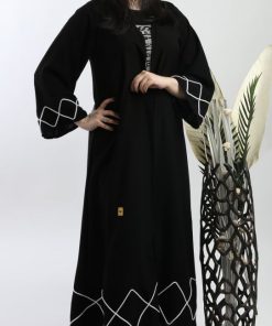 أمول - عباية سوداء مزينة بتفاصيل غير تقليدية من القيطان الابيض 5042