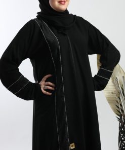 أمول - عباية سوداء بتداخل قماش وفصوص فضية طولية وعلى الكم 5083