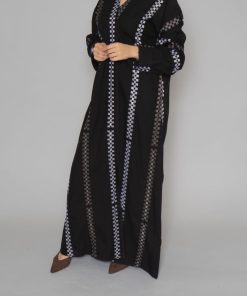 أمول - عباية سودا ء مطرز بخيوط طوليه باشكال متداخله لون ابيض و جالكسي 6058