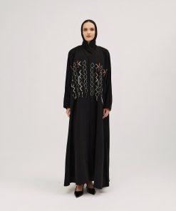 عبايات سوروزيه - عباية لنن سوداء لف نصف كلوش بتطريز امامي ملون وأنيق