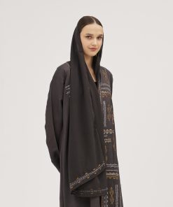 عبايات سوروزيه - عبايات لينن نص كلوش بتصميم لف وتطريز زخرفي بخيوط سوداء – تيفاني