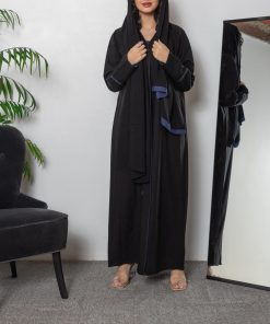 أمول - عباية سوداء سادة بخط كحلي ناعم من الامام قماش كريب R1106