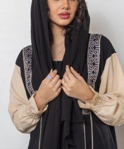 أمول - عباية سوداء مخططة بكلفة سدو و بلون اكمام بيج N1052