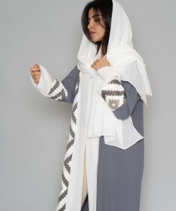 Alternative view of أمول - عباية ملونة لون رمادي مع كلفة لون رمادي وشيفون لون ابيض من الجهتين و الاكمام تطاريز 6056