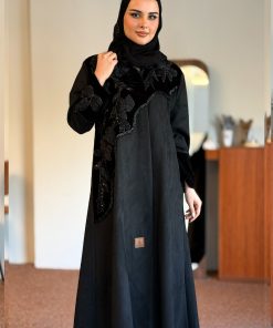 زاهية - عباية ريفال شموة اسود مع تطريز ورود امام العباية