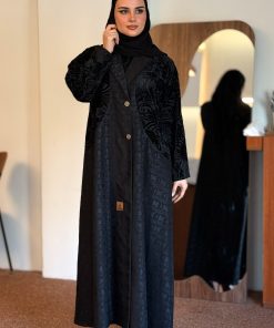 زاهية - عباية وسن بمخمل مورد اسود