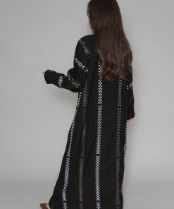 Alternative view of أمول - عباية سودا ء مطرز بخيوط طوليه باشكال متداخله لون ابيض و جالكسي 6058