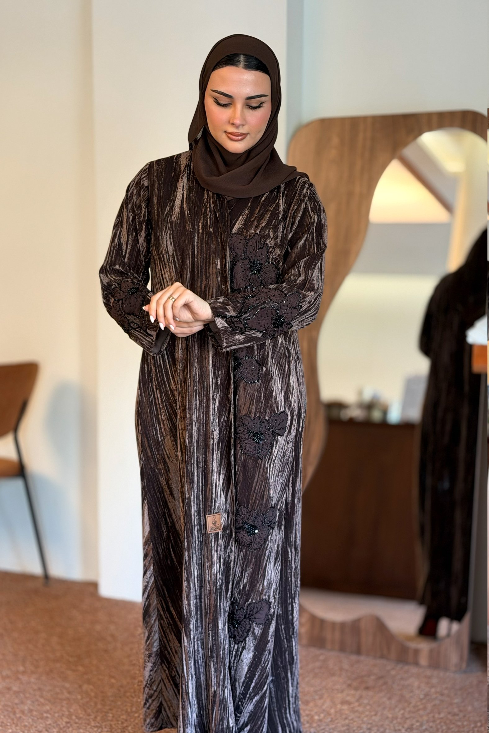 زاهية - عباية غزال مخمل بني - الصورة 3