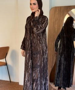 Alternative view of زاهية - عباية غزال مخمل بني