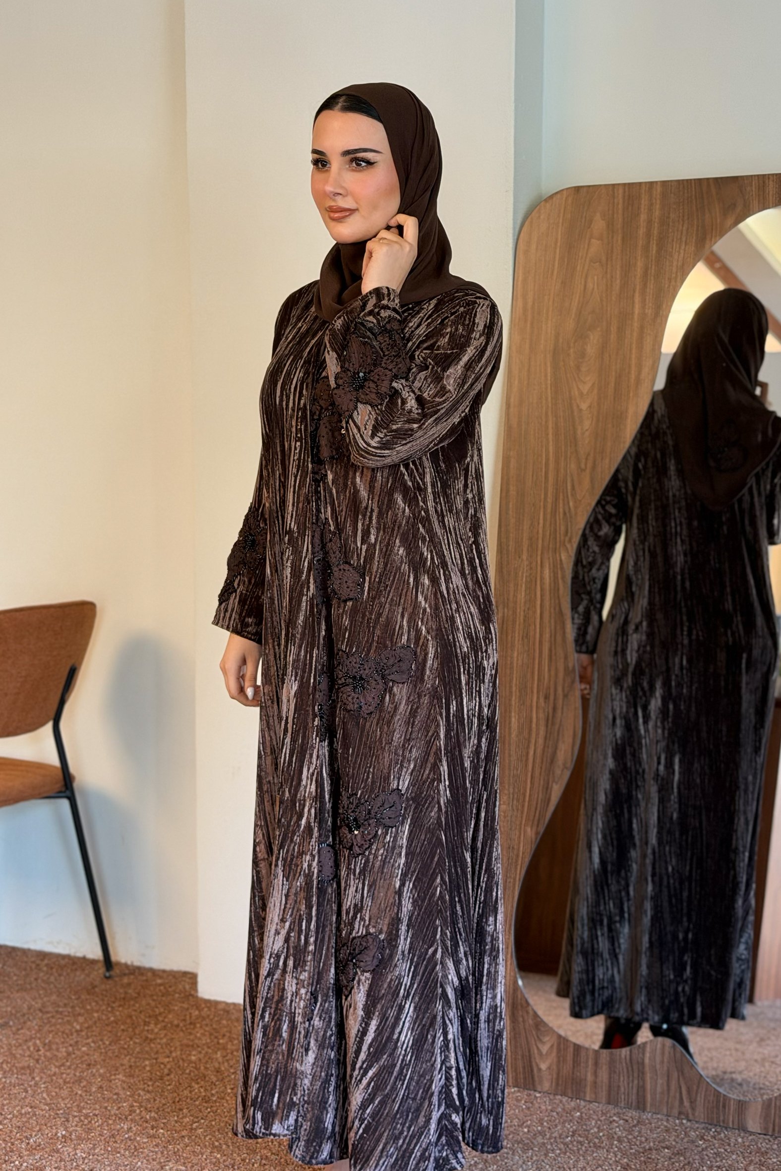 زاهية - عباية غزال مخمل بني - الصورة 2