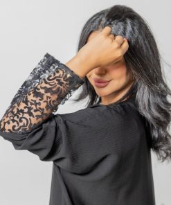 أمول - عبايه سوداء ساده بكم دانتيل فاخر 5012