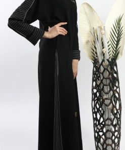 أمول - عباية سوداء بتداخل من قماش مخطط اللون الأبيض 5089