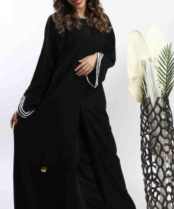 أمول - عباية سوداء مزينة بقيطان أبيض في الكم 5095
