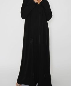 أمول - عباية سوداء بكسرات بمسارات طولية مطرزة بقطع كريستال متفرقة 6010