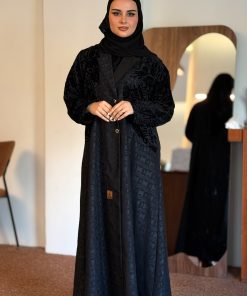 Alternative view of زاهية - عباية وسن بمخمل مورد اسود