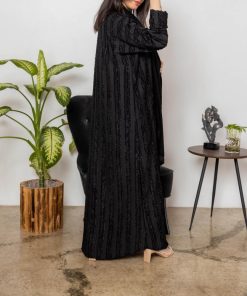 Alternative view of أمول - عباية سوداء مقلمة بخيوط حريرية الملمس رقم الموديل 5000