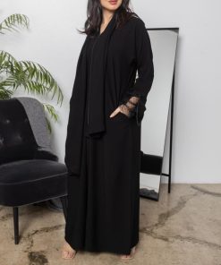 أمول - عباية سوداء سادة زوم بسحاب وجيوب مخفية وموديل اخر بطقطق ومن دون جيوب مخفيه بكم دانتيل مطرز 4001