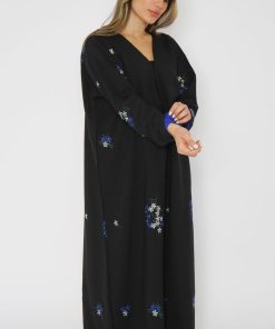 أمول - عباية سوداء بكم نيلي مزينة بورود زاهية 6024