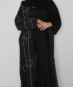 أمول - عباية سوداء كريب ومطرز ة بخيوط مربعه باللون الابيض مع الاصفر 6008