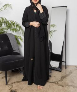 Alternative view of أمول - عباية سوداء بقماش مقلم في الكم والاطراف R1097