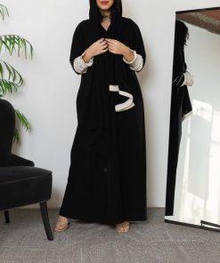 أمول - عباية سوداء سادة بأكمام مطرزة N1006