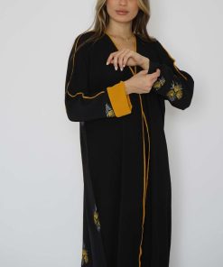 Alternative view of أمول - عباية سوداء بكم اورنج مزينة بورود زاهية 6025