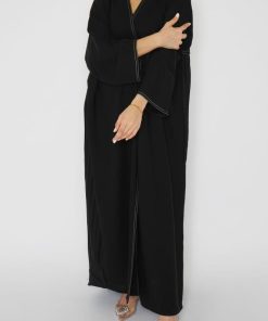 أمول - عباية سوداء بتطريز بأطراف العباية مع كسرات فاخرة من الخلف 6028