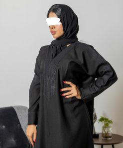أمول - عباية سوداء سادة بتطريز اسود وقفله طقطق 5013