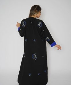 Alternative view of أمول - عباية سوداء بكم نيلي مزينة بورود زاهية 6024