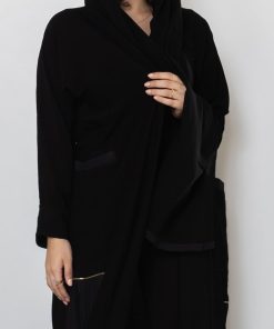 Alternative view of أمول - عباية سوداء بطقطق وجيوب مطرزة من الجنب N1073